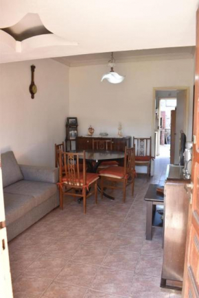 Casa 3 ambientes amplios, amoblada, 2 habitaciones, baño, living comedor y cuenta con cocina separada con salida al patio con parrilla Zona céntrica MIRAMAR, Buenos Aires
